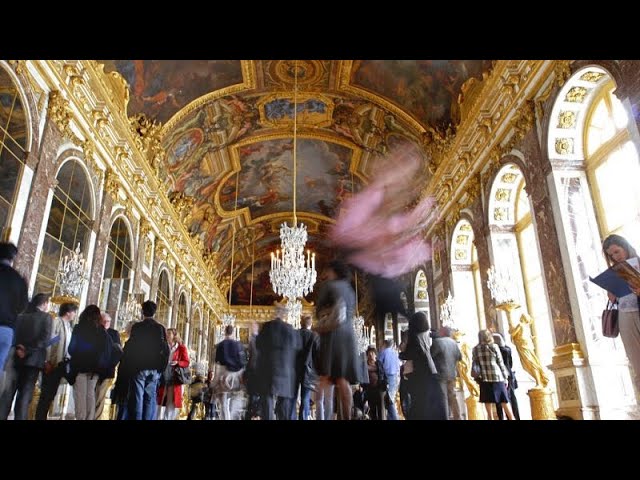 ⁣Vídeo: Detenidos dos activistas por arrojar polvos naranjas en el Palacio de Versailles
