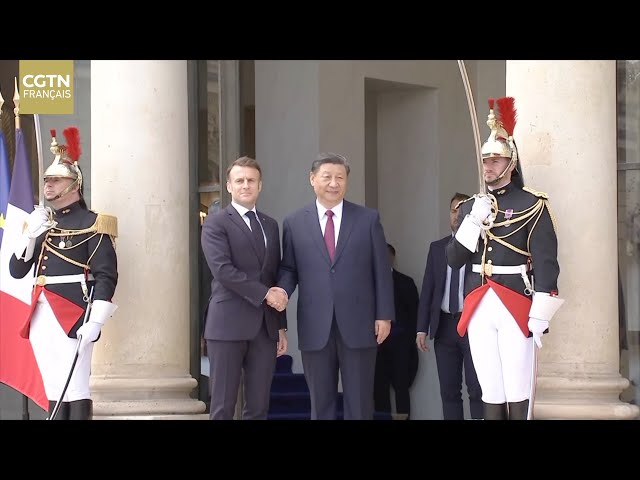 ⁣Xi Jinping arrive au Palais de l'Élysée et est chaleureusement accueilli par Emmanuel Macron