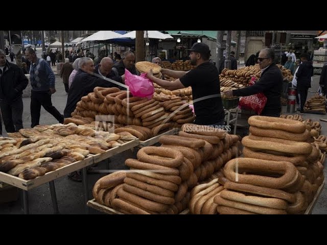 ⁣No comment : des Palestiniens désespérés font la queue pour obtenir du pain dans une boulangerie