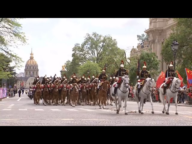 ⁣President Xi heads to Elysee Palace escorted by cavalrymen and motorcade