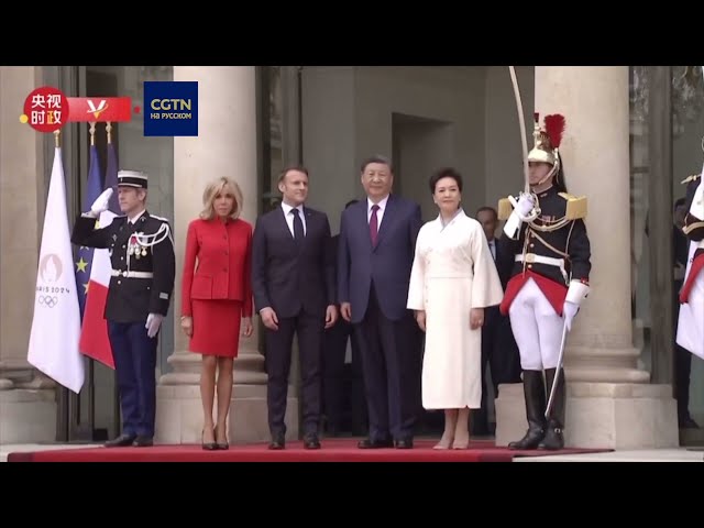 ⁣Си Цзиньпин с женой после церемонии приветствия прибыли в Елисейский дворец на машине