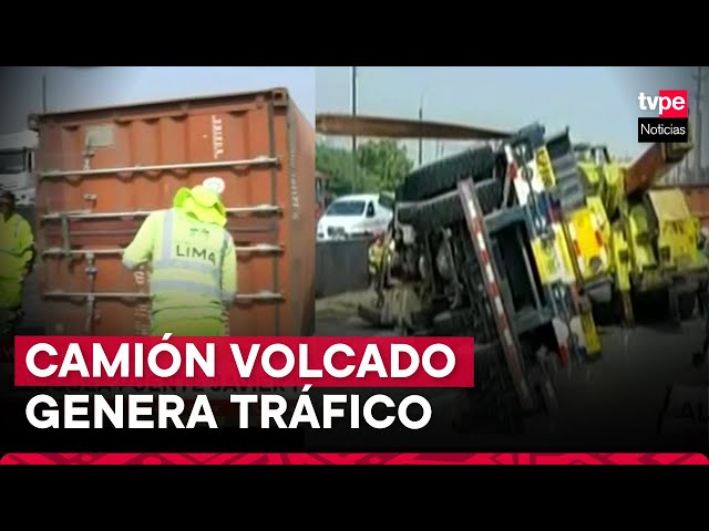 ⁣Congestión vehicular por vuelco de camión en puente Javier Prado
