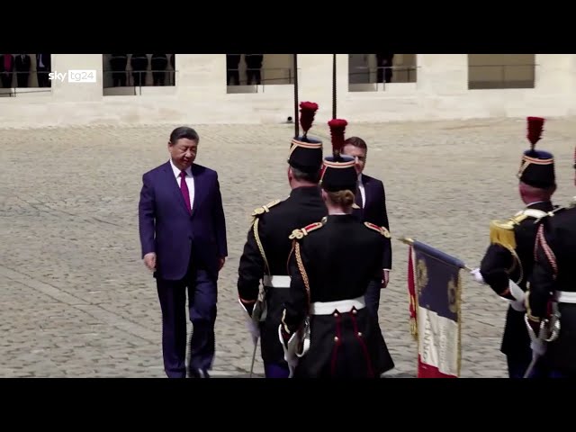 ⁣Parigi, Xi Jinping in visita alle truppe francesi