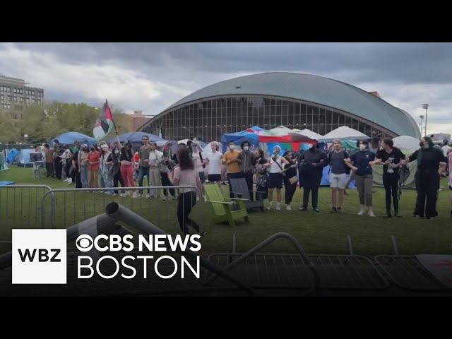 ⁣Protesters block traffic at MIT, reenter encampment
