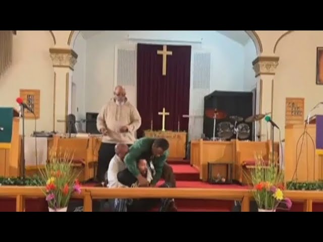 ⁣Across America: Suspect points gun at pastor during church
