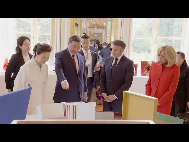 ⁣Chinese President Xi Jinping gives Emmanuel Macron special gift