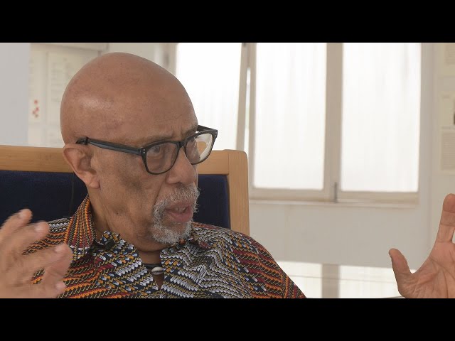 ⁣Manuel Faustino narra a história da Revolução dos Cravos e suas consequências para Cabo Verde
