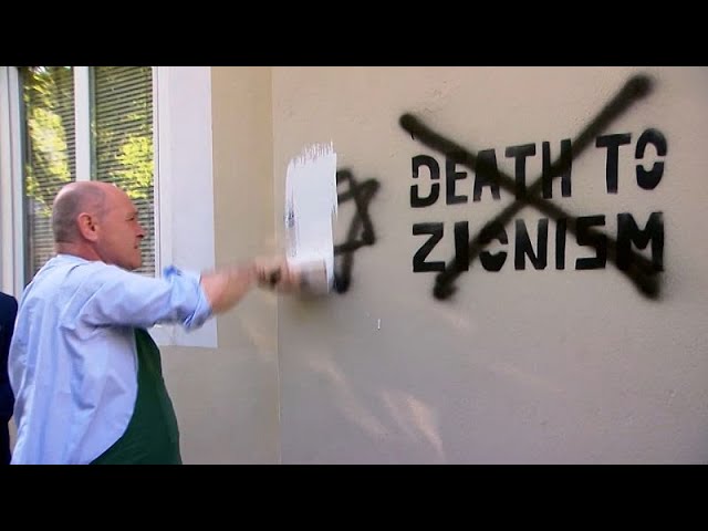 ⁣Le président du Conseil national autrichien repeint des graffitis antisémites à Vienne
