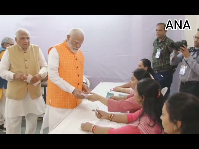 ⁣PM  Narendra Modi  अहमदाबाद में लोकसभा चुनाव 2024 के लिए मतदान करने पहुंचे