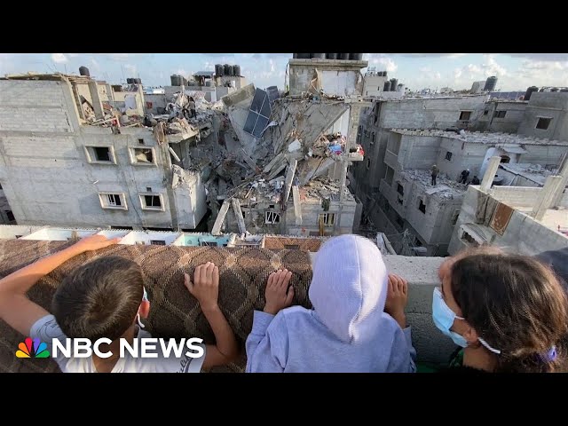 ⁣Palestinians search for bodies in rubble after Israeli strikes on Rafah
