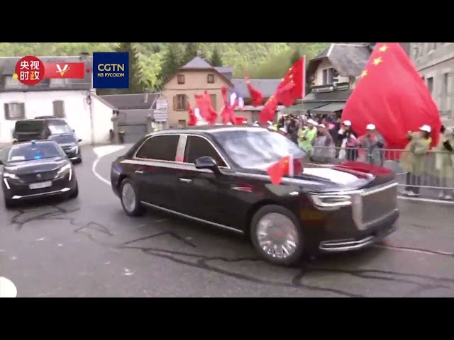 ⁣Председатель КНР Си Цзиньпин вместе с супругой Пэн Лиюань прибыли к перевалу Коль дю Турмале