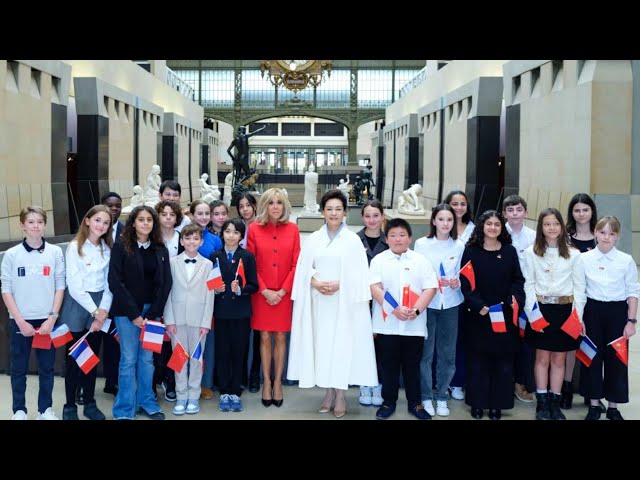 ⁣Peng Liyuan, French first lady visit Orsay Museum