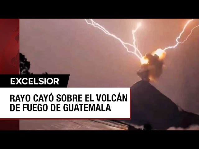 ⁣Rayo cae sobre un volcán en erupción en Guatemala