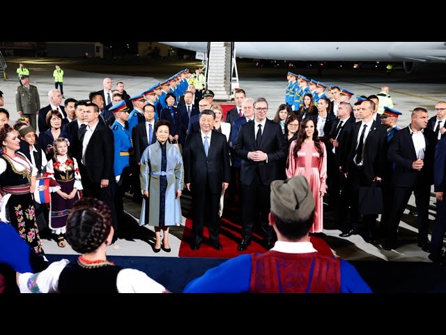 ⁣В Белграде председателя КНР тепло встретили президент Сербии и его супруга