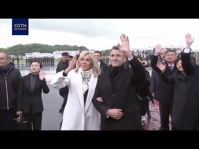 ⁣Макрон и его супруга провели торжественную церемонию проводов Си Цзиньпина