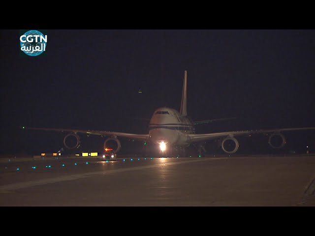 الرئيس الصيني شي جين بينغ يخرج من بوابة الطائرة وفي استقباله الرئيس الصربي فوتشيتش وعقيلته
