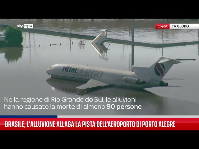 ⁣Brasile, l'aereoporto allagato ripreso da un elicottero