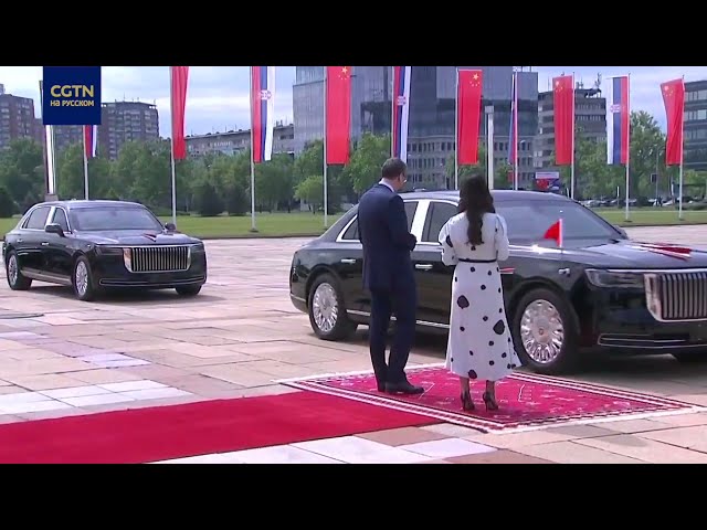 ⁣Видео: Си Цзиньпин с супругой прибыли на площадь перед зданием парламента Сербии