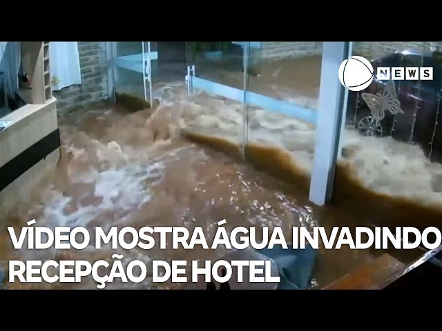 ⁣Vídeo mostra água invadindo recepção de hotel em poucos minutos no RS