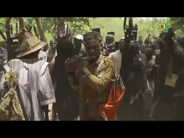 ⁣Initiation au Dou à Djigouéra dans le Kénédougou, en pays Toussian