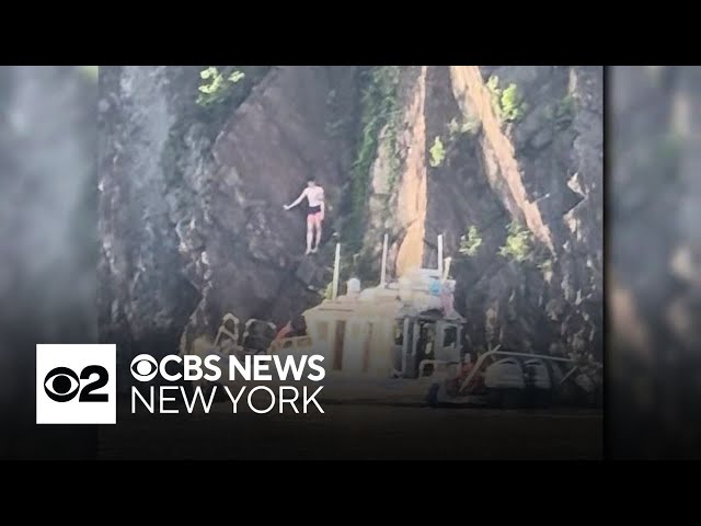 ⁣Video shows NYPD boat rescue teens from cliffside