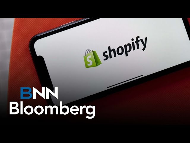 ⁣Panel discusses whether investors should buy into Shopify's dip or continue avoiding e-commerce