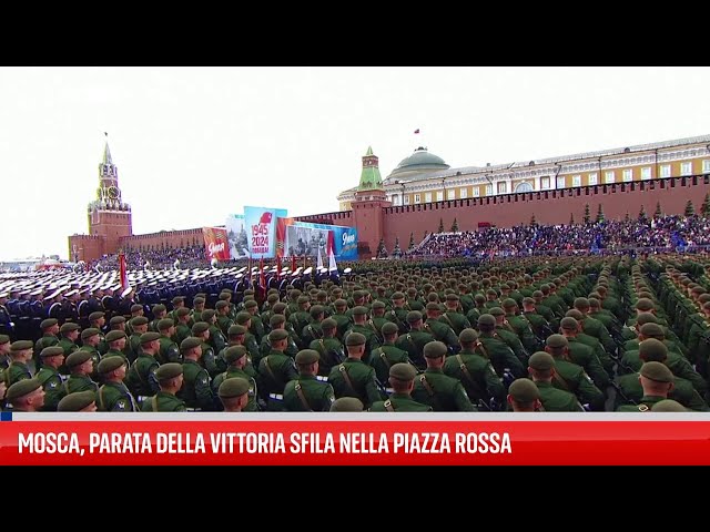 ⁣Mosca, Parata della Vittoria sfila nella Piazza Rossa