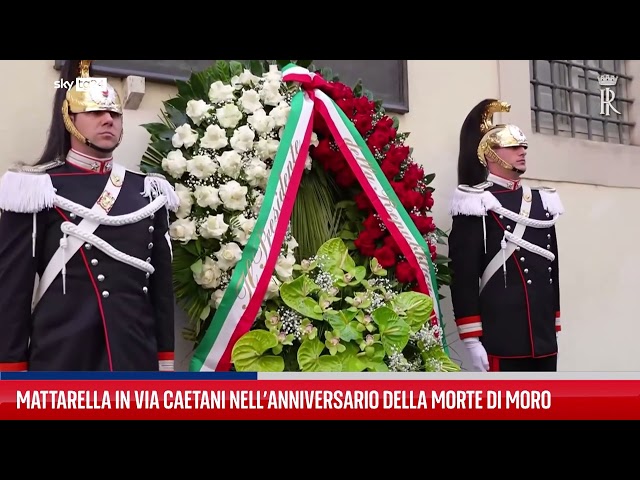 ⁣Mattarella in via Caetani depone corona di fiori per Moro