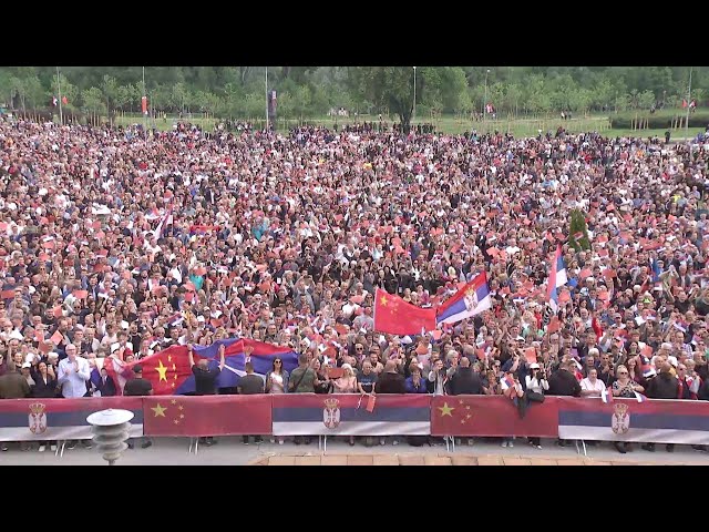 ⁣مشهد مدهش ومؤثر! احتشد 15 ألفا من الصربيين للترحيب الحار بزيارة الرئيس شي جين بينغ
