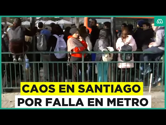 ⁣Falla en Metro provoca colapso en paraderos de Micro en Santiago