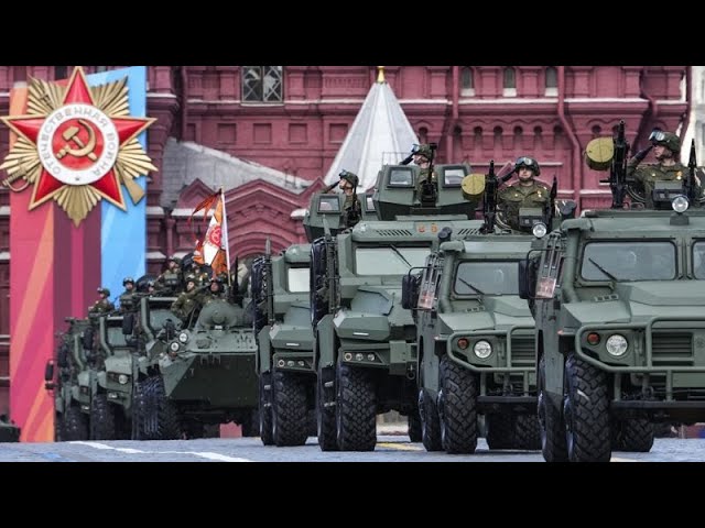 ⁣Putin carga contra Occidente y elogia a los militares rusos en la celebración del Día de la V…