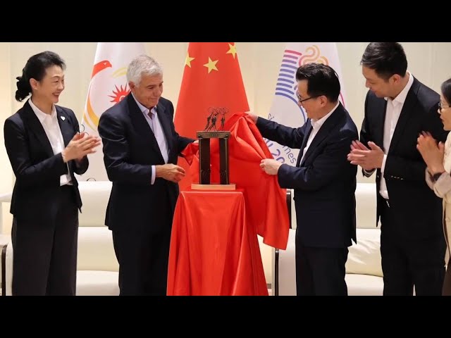 ⁣GLOBALink | IOC vice president donates mini-sculpture to Hangzhou Asian Games Museum