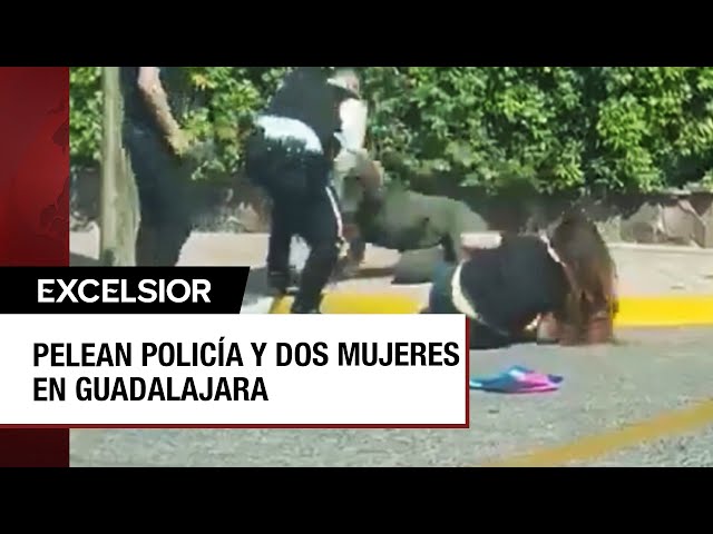 ⁣Policía vial en Guadalajara pelea con dos mujeres