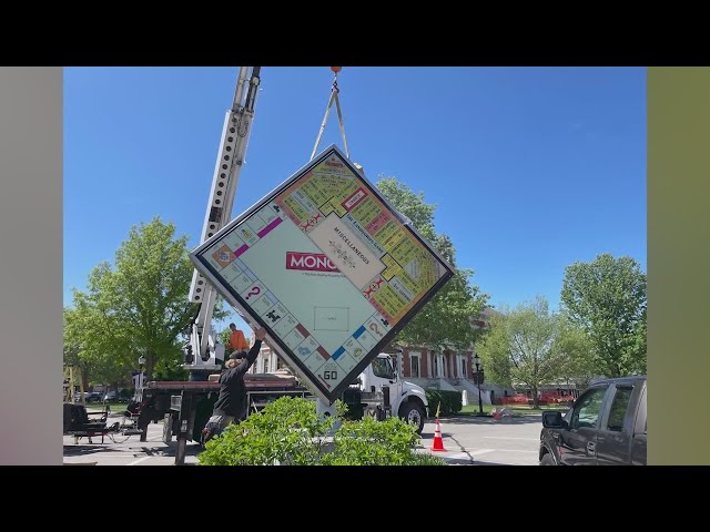 ⁣World's largest Monopoly game unveiled in Illinois