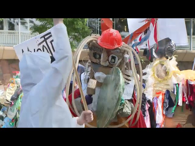 ⁣Конкурс костюмов из мусора и вторсырья прошел в Алматы