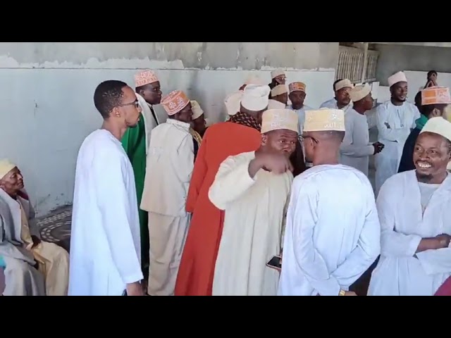 ⁣YANGALA HUNU DEMBENI : DJOUNAID et ABI ont hué "WUWUUU NALAWEEE " après la prière du vendr