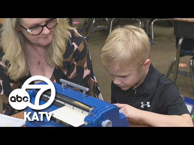 ⁣Kindergarten teacher learns braille to help visually-impaired student excel in class