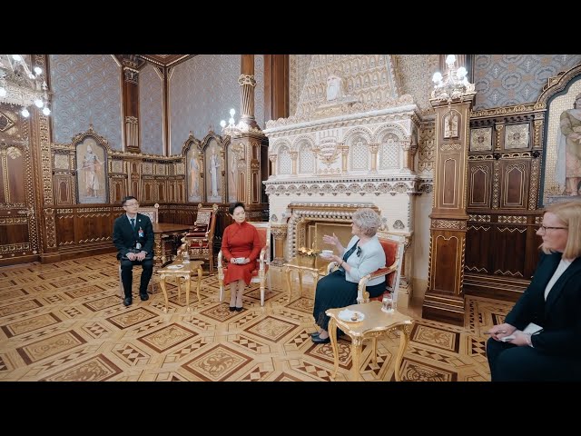⁣Peng Liyuan visits Buda Castle, has tea with Hungarian first lady