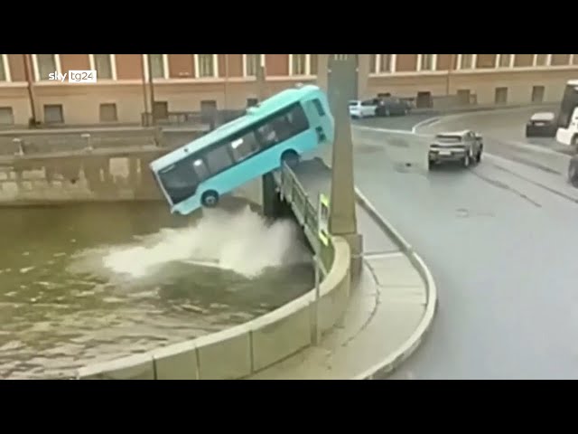 ⁣San Pietroburgo, autobus precipita nel fiume