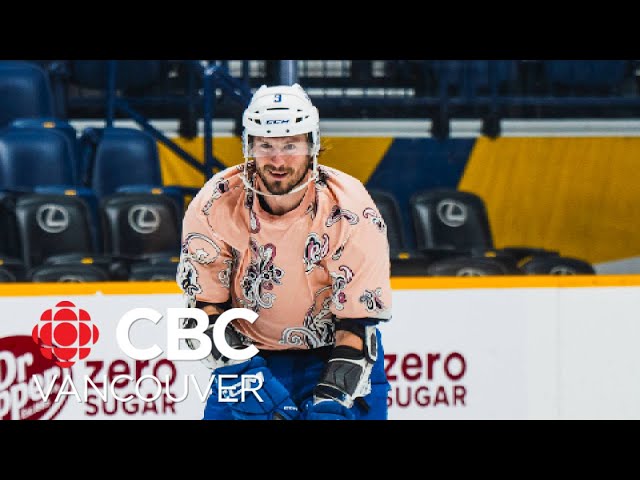 ⁣Goalie's pink paisley T-shirt becomes unlikely addition to Canucks' fashion lineup