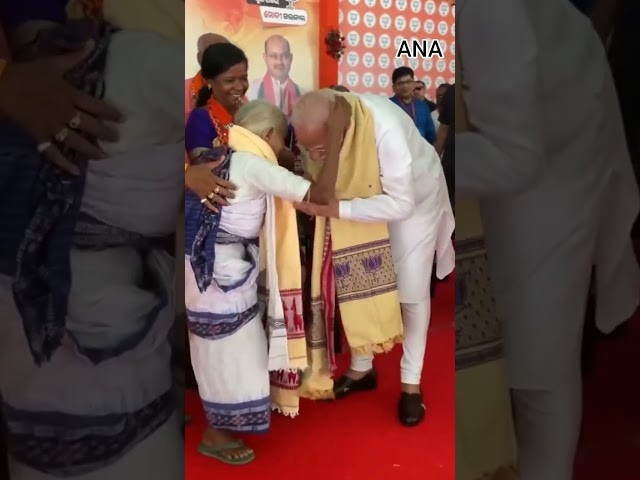 ⁣PM Modi ओडिशा में पद्मश्री पुरस्कार विजेता पूर्णमासी जानी से आशीर्वाद लेने के लिए झुके