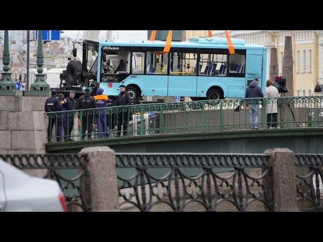 ⁣Dramatische Bilder vom Busunglück in St. Petersburg: Bus stürzt von Brücke in den Fluss