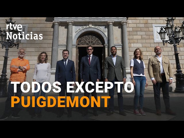 ⁣ELECCIONES CATALUÑA: Los CANDIDATOS POSAN JUNTOS en la JORNADA de REFLEXIÓN | RTVE Noticias