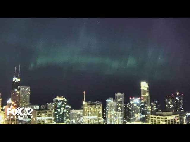 ⁣Timelapse: Northern Lights captured in downtown Chicago