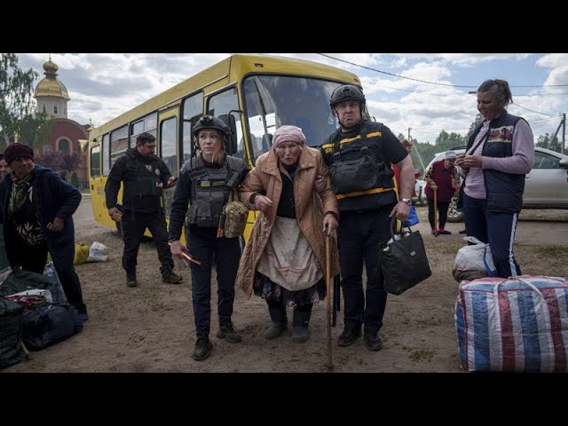 ⁣Miles de civiles ucranianos huyen de la ofensiva rusa en Járkov