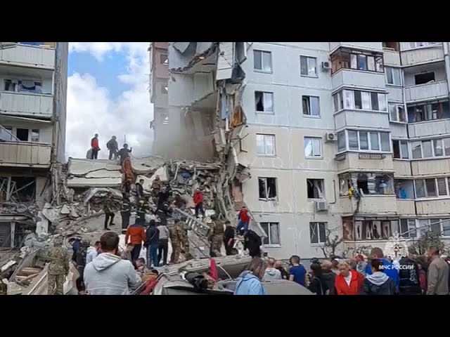 ⁣Un edificio de 10 pisos se derrumba en Belgorod tras un bombardeo causando muertos y heridos