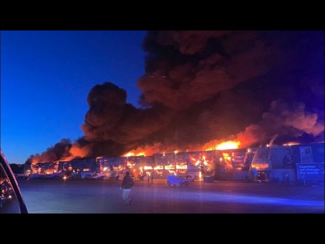 ⁣Polonia: Un descomunal incendio devora un centro comercial con 1.400 locales en Varsovia