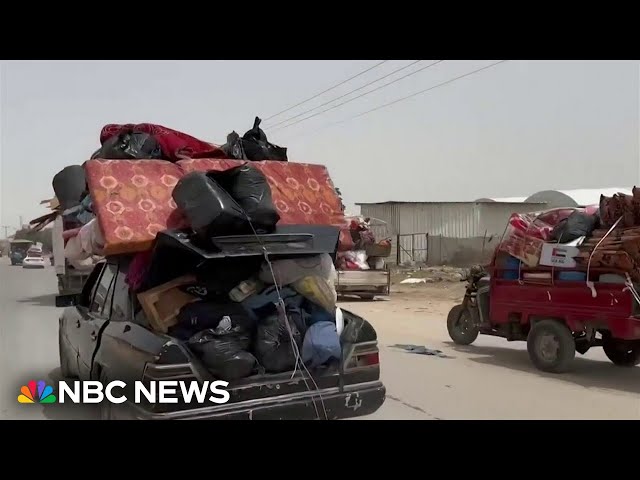 ⁣Hundreds of thousands of Gazans flee Rafah ahead of imminent invasion