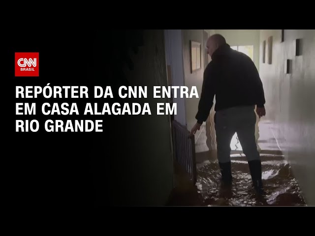 ⁣Repórter da CNN entra em casa alagada em Rio Grande | CNN NOVO DIA