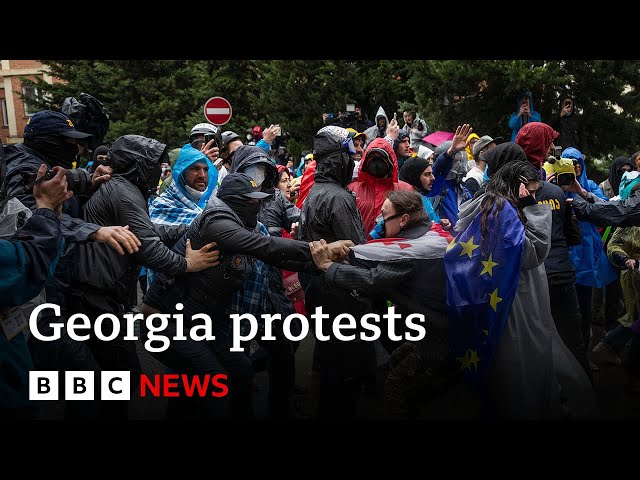 ⁣Georgia protests: Riot police face off against foreign influence bill demonstrators | BBC News